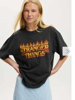 Stranger Things Boxy Graphic Tee juniors Netflix size Large NWT